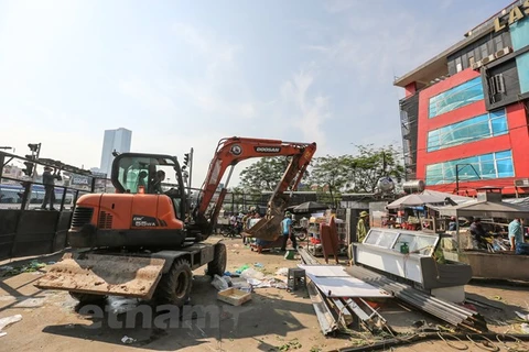 Lực lượng chức năng quận Cầu Giấy đồng loạt tổ chức thực hiện cưỡng chế phá dỡ các công trình vi phạm trật tự tại Dự án Cống hóa mương thoát nước Nghĩa Đô. (Ảnh: Minh Sơn/Vietnam+)