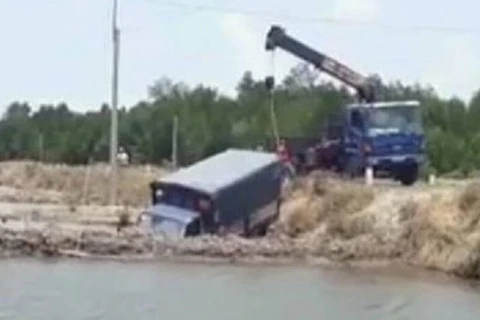 Đắk Nông: Xe tải mất lái lao xuống hồ, ba người nguy kịch 
