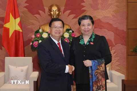 Phó Chủ tịch Thường trực Quốc hội Tòng Thị Phóng tiếp Phó Chủ tịch Quốc hội Lào Somphanh Phengkhammy. (Ảnh: Phương Hoa/TTXVN)
