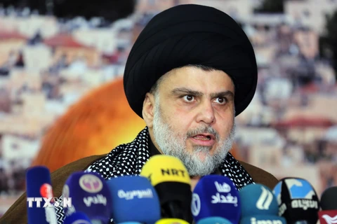 Giáo sỹ Hồi giáo dòng Shiite Moqtada al-Sadr phát biểu với báo giới tại Najaf, Iraq. (Nguồn: AFP/TTXVN)