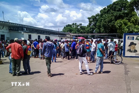 Người dân tập trung sau vụ bạo loạn nhà tù ở Puerto Ayacucho, bang Amazonas, Venezuela ngày 16/8. (Nguồn: EPA/TTXVN)
