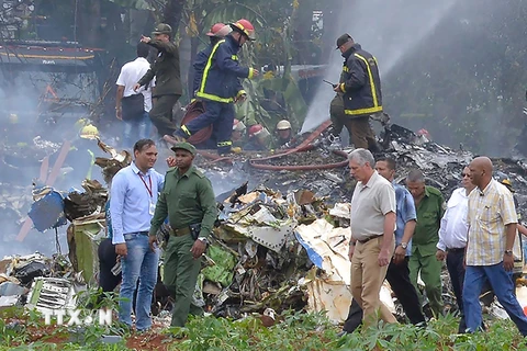 Chủ tịch Cuba Miguel Diaz-Canel (thứ 2, phải, phía trước) thị sát tình hình tại hiện trường máy bay rơi và chỉ đạo công tác cứu nạn. (Nguồn: TTXVN phát)