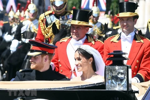 Hoàng tử Harry và Công nương Meghan diễu hành qua thị trấn Windsor. (Nguồn: THX/TTXVN)