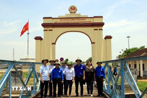 Đoàn tham quan di tích cầu Hiền Lương lịch sử. (Ảnh: Trịnh Bang Nhiệm/TTXVN)