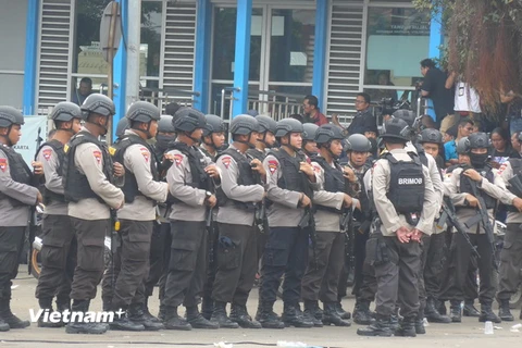 Cảnh sát chống khủng bố Jakarta triển khai lực lượng. (Ảnh: Đỗ Quyên/Vietnam+)