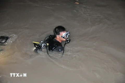 Thợ lặn chuyên nghiệp được điều động tìm kiếm người mất tích trong đêm. (Ảnh: Sỹ Tuyên/TTXVN)