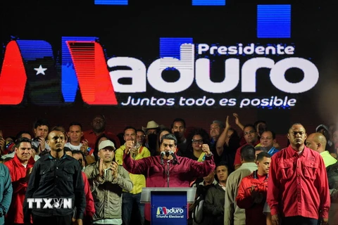 Tổng thống Venezuela Nicolas Maduro (giữa, phía trước) phát biểu trước những người ủng hộ sau khi Ủy ban bầu cử quốc gia công bố kết quả bầu cử. (Nguồn: AFP/TTXVN)