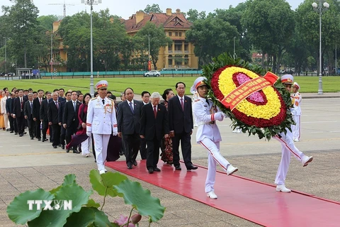 Lãnh đạo Đảng, Nhà nước và đại biểu Quốc hội vào Lăng viếng Bác