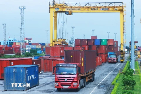 Các phương tiện bốc xếp container tại cảng Chùa Vẽ, Hải Phòng. (Ảnh: Lâm Khánh/TTXVN)