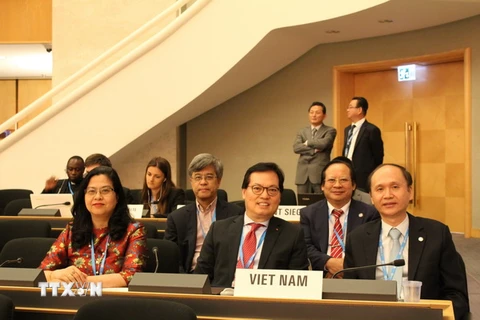 Đoàn đại biểu Bộ Y tế Việt Nam tham gia sự kiện do Thứ trưởng Lê Quốc Cường (ngoài cùng hàng đầu) dẫn đầu. Đại sứ Dương Chí Dũng (giữa, hàng đầu) cùng dự. (Ảnh: Hoàng Hoa/TTXVN)