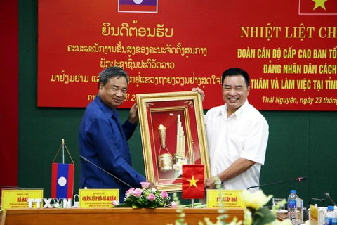 Trưởng ban Tổ chức Trung ương Đảng nhân dân cách mạng Lào Chansi Phosikham tặng quà lưu niệm cho lãnh đạo tỉnh Thái Nguyên. (Ảnh: Quân Trang/TTXVN)