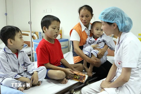 Điều trị cho bệnh nhân Thalassemia tại Viện Huyết học-Truyền máu Trung ương. (Ảnh: Dương Ngọc/TTXVN)