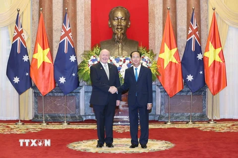 Chủ tịch nước Trần Đại Quang chụp ảnh chung với Toàn quyền Australia Peter Cosgrove trước khi bước vào hội đàm. (Ảnh: Nhan Sáng/TTXVN)