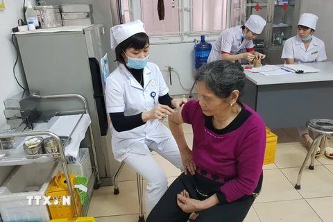Tiêm phòng bệnh dại cho bệnh nhân bị chó cắn tại Trung tâm kiểm soát bệnh tật Thái Nguyên. (Ảnh: Hoàng Nguyên/TTXVN)