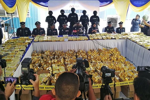 Nhà chức trách Malaysia tại buổi họp báo công bố tang vật vụ bắt giữ. (Nguồn: Reuters)
