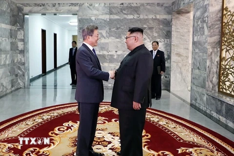 Tổng thống Hàn Quốc Moon Jae-in (trái) trong cuộc gặp nhà lãnh đạo Triều Tiên Kim Jong-un (phải, phía trước) tại làng đình chiến Panmunjom ngày 26/5. (Nguồn: THX/TTXVN)