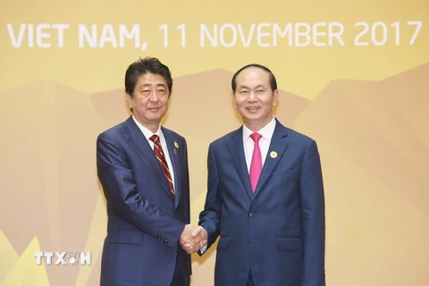Chủ tịch nước Trần Đại Quang, Chủ tịch Hội nghị Cấp cao APEC lần thứ 25 đón Thủ tướng Nhật Bản Shinzo Abe đến dự Hội nghị. (Ảnh: TTXVN)