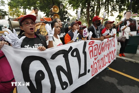 Người biểu tình tập trung tại Bangkok, kêu gọi sớm tổ chức bầu cử. (Nguồn: EPA/TTXVN)