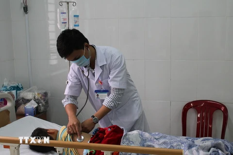 Chăm sóc bệnh nhân tại Bệnh viện đa khoa tỉnh Đắk Nông. (Ảnh: Ngọc Minh/TTXVN)