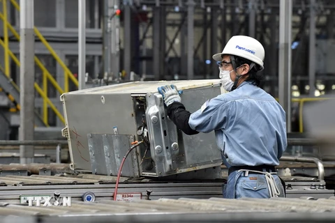Công nhân làm việc tại một nhà máy ở Inashiki, Ibaraki, Nhật Bản. (Nguồn: AFP/TTXVN)