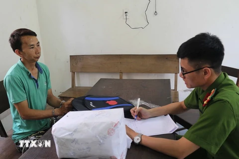 Công an huyện Nghi Lộc, tỉnh Nghệ An hỏi cung đối tượng Pà Vừ Mùa. (Ảnh: Nguyễn Oanh/TTXVN)