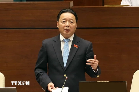 Bộ trưởng Bộ Tài nguyên và Môi trường Trần Hồng Hà trả lời chất vấn của đại biểu Quốc hội. (Ảnh: Doãn Tấn/TTXVN)