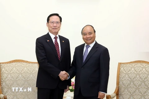 Thủ tướng Nguyễn Xuân Phúc tiếp Bộ trưởng Bộ Quốc phòng Hàn Quốc Song Young-moo. (Ảnh: Thống Nhất/TTXVN)