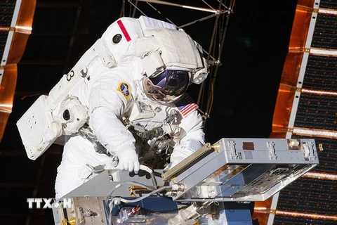 Nhà du hành Drew Feustel thực hiện chuyến đi bộ ngoài không gian ngày 20/5/2011. (Nguồn: NASA/Zee News/TTXVN)