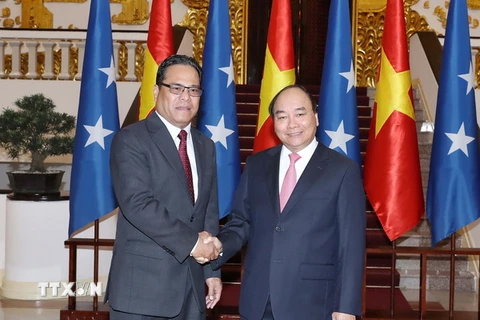 Thủ tướng Nguyễn Xuân Phúc tiếp Ngài Wesley W. Simina, Chủ tịch Quốc hội Liên bang Micronesia. (Ảnh: Thống Nhất/TTXVN)