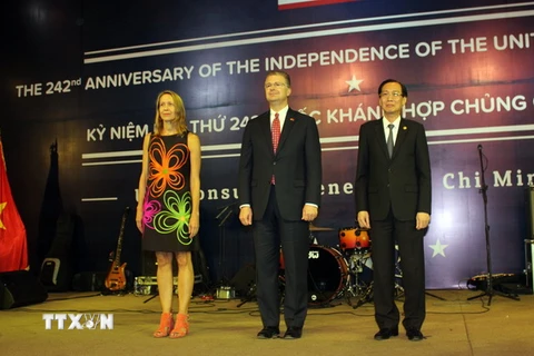 Bà Mary Tarnowka, Tổng lãnh sự Hoa Kỳ tại Thành phố Hồ Chí Minh (trái), ông Daniel Kritenbrink, Đại sứ Hoa Kỳ tại Việt Nam (giữa) và ông Lê Thanh Liêm Phó Chủ tịch Thường trực Ủy ban nhân dân Thành phố Hồ Chí Minh (phải) tại buổi lễ. (Ảnh: Xuân Khu/TTXVN)