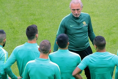 Huấn luyện viên Bert van Marwijk và các cầu thủ Australia trong một buổi tập. (Nguồn: EPA)