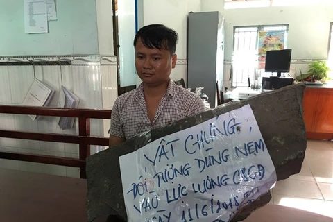 Khởi tố kẻ cầm tảng đá lớn ném cảnh sát cơ động ở Bình Tân