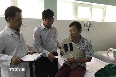 Thăm, tặng quà cho các nạn nhân đang điều trị tại Bệnh viện Đa khoa tỉnh Kon Tum. (Ảnh: Cao Nguyên/TTXVN)