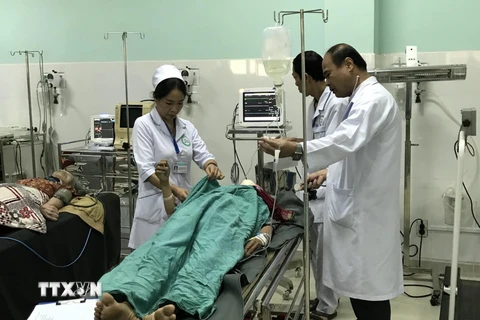 Bác sỹ Bệnh viện Đa khoa tỉnh Kon Tum tập trung cấp cứu các nạn nhân trong vụ tai nạn. (Ảnh: Cao Nguyên/TTXVN)