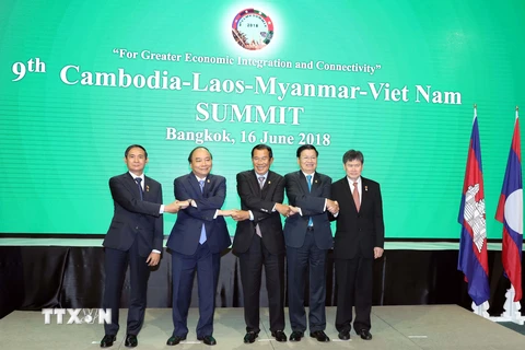 (Từ trái sang phải) Tổng thống Myanmar Win Myint, Thủ tướng Nguyễn Xuân Phúc, Thủ tướng Campuchia Samdech Techo Hun Sen, Thủ tướng Lào Thongloun Sisoulith và Tổng thư ký ASEAN Lim Jock Hoi chụp ảnh chung tại Lễ khai mạc hội nghị. (Ảnh: Thống Nhất/TTXVN)