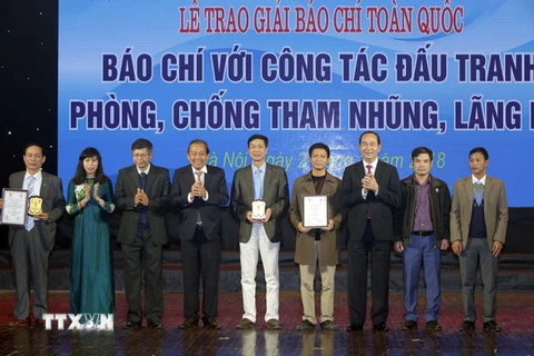 Chủ tịch nước Trần Đại Quang trao giải A Giải Báo chí với công tác đấu tranh phòng, chống tham nhũng, lãng phí. (Ảnh: Nguyễn Dân/TTXVN)