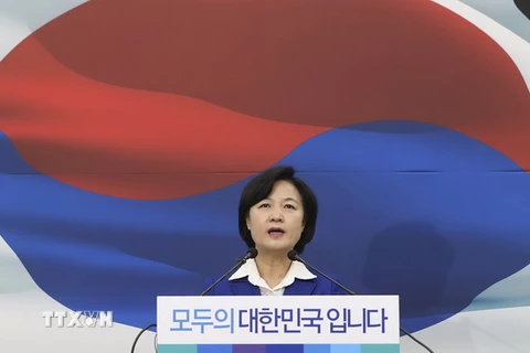 Lãnh đạo đảng Dân chủ Choo Mi-ae tại cuộc họp báo ở Seoul. (Nguồn: EPA/TTXVN)