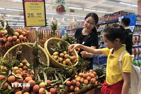 Bày bán vải thiều tại siêu thị Saigon Co.op. (Ảnh: Mỹ Phương/TTXVN)