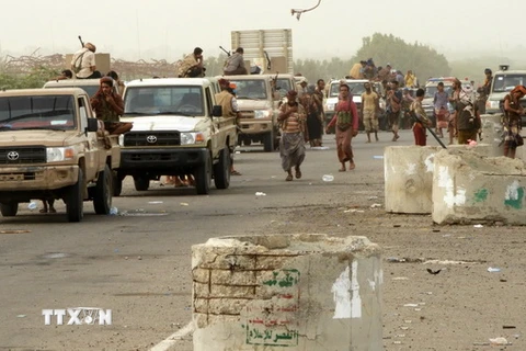 Các lực lượng Chính phủ Yemen tiến vào quận al-Durayhimi của thành phố Hodeida trong chiến dịch giải phóng thành phố này từ phiến quân Houthi. (Nguồn: AFP/TTXVN)
