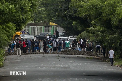 Người biểu tình dựng rào chắn tại Managua, Nicaragua. (Nguồn: EPA/TTXVN)