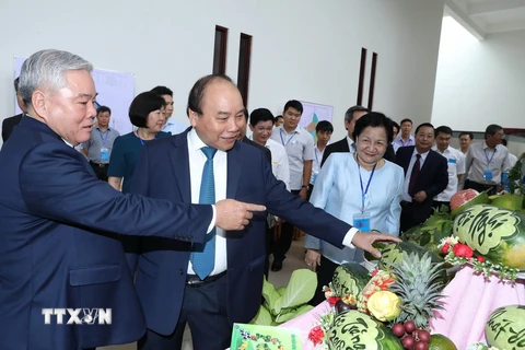 Thủ tướng Nguyễn Xuân Phúc thăm các gian hàng trưng bày sản phẩm tiêu biểu của tỉnh Sóc Trăng. (Ảnh: Thống Nhất/TTXVN)