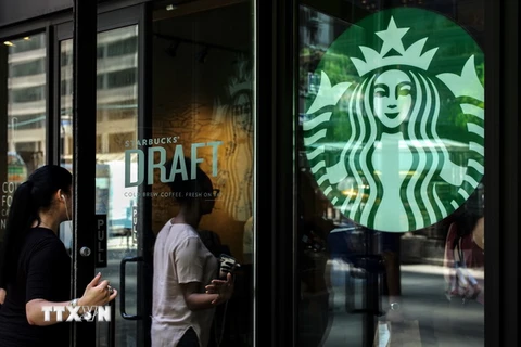 Khách hàng tại một cửa hàng Starbucks ở Manhattan, New York, Mỹ. (Nguồn: THX/TTXVN)