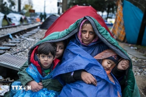 Người di cư tại khu vực biên giới Hy Lạp-Macedonia. (Ảnh: AFP/TTXVN)
