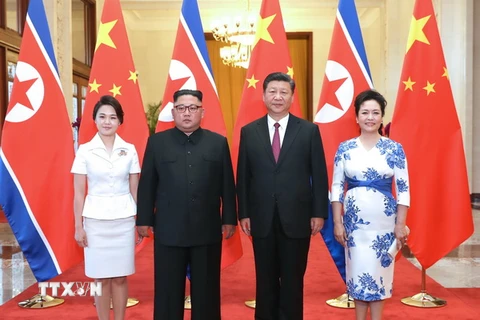 Chủ tịch Trung Quốc Tập Cận Bình (thứ 2, phải) và nhà lãnh đạo Triều Tiên Kim Jong-un (thứ 2, trái) trong cuộc gặp tại Bắc Kinh, Trung Quốc. (Ảnh: THX/TTXVN)