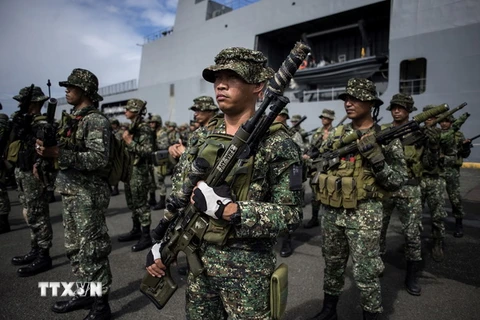 Binh sỹ Philippines làm nhiệm vụ tại khu vực Manila. (Nguồn: AFP/TTXVN)