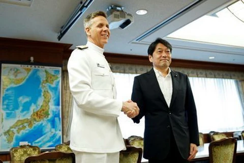 Đô đốc Philip Davidson và Bộ trưởng Quốc phòng Nhật Bản Itsunori Onodera. (Nguồn: Reuters)