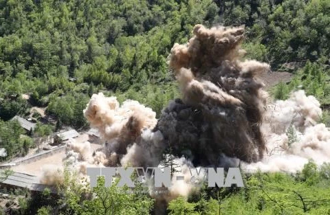 Khói bốc lên sau khi Triều Tiên phá bỏ bãi thử hạt nhân Punggye-ri ngày 24/5. (Nguồn: THX/TTXVN)