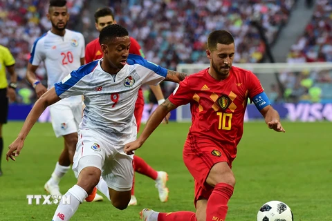 Eden Hazard (phải) tranh bóng với Gabriel Torres của Panama trong trận đấu bảng G tại World Cup 2018. (Nguồn: THX/TTXVN)