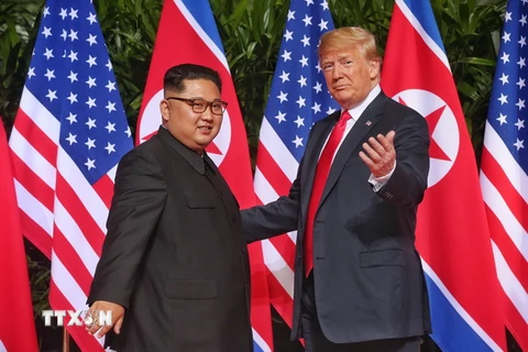 Tổng thống Mỹ Donald Trump (phải) và nhà lãnh đạo Triều Tiên Kim Jong-un (trái) tiến hành hội nghị thượng đỉnh lịch sử đầu tiên tại Singapore vào ngày 12/6. (Nguồn: EPA/TTXVN)