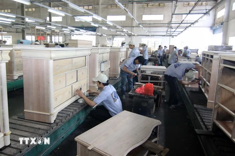 Sản xuất đồ gỗ nội thất gia dụng cao cấp xuất khẩu. (Ảnh: Vũ Sinh/TTXVN)